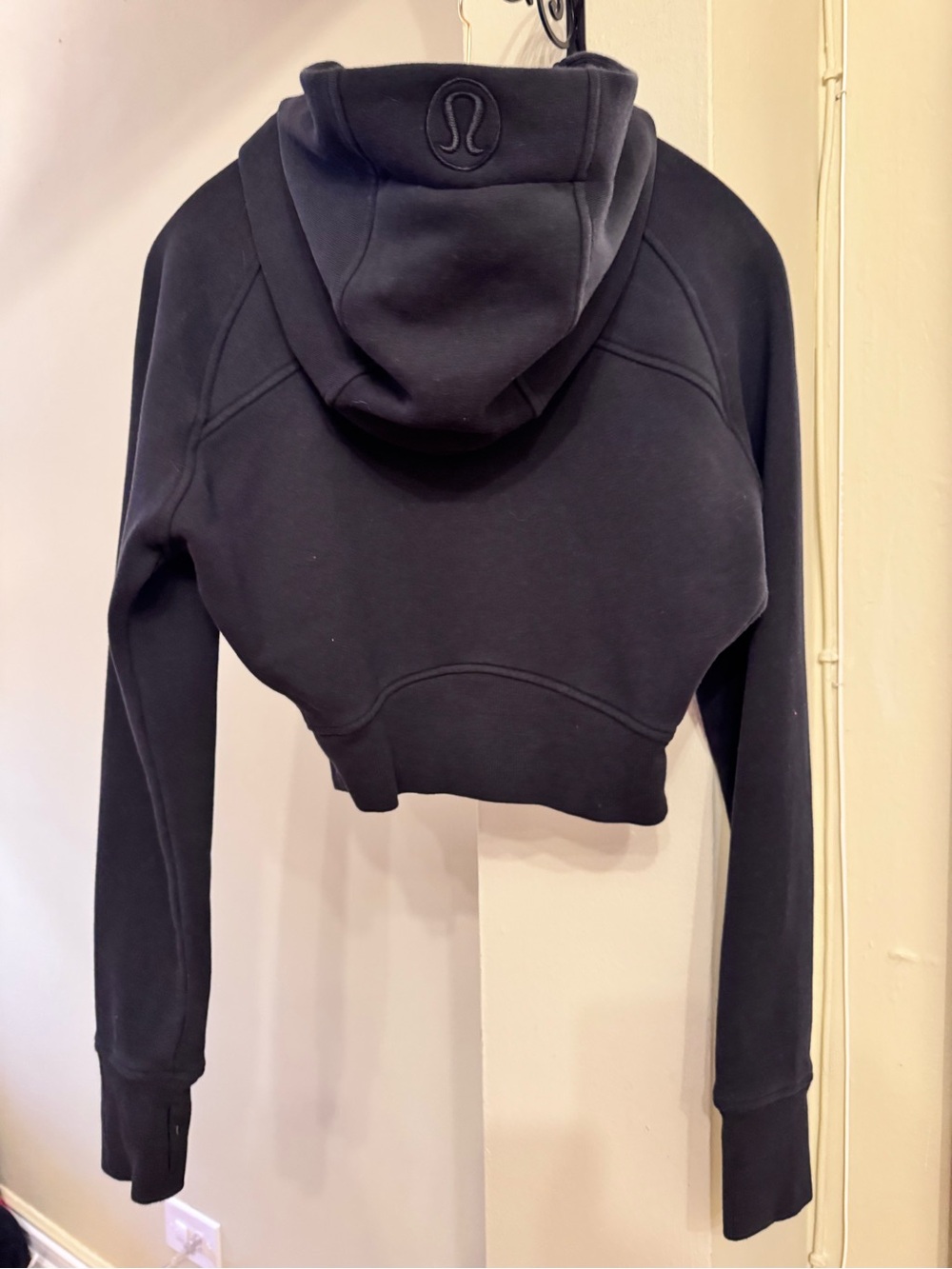 Worn once. Lululemon Scuba Full-Zip Cropped Hoodie - black - Picture 5 of 7